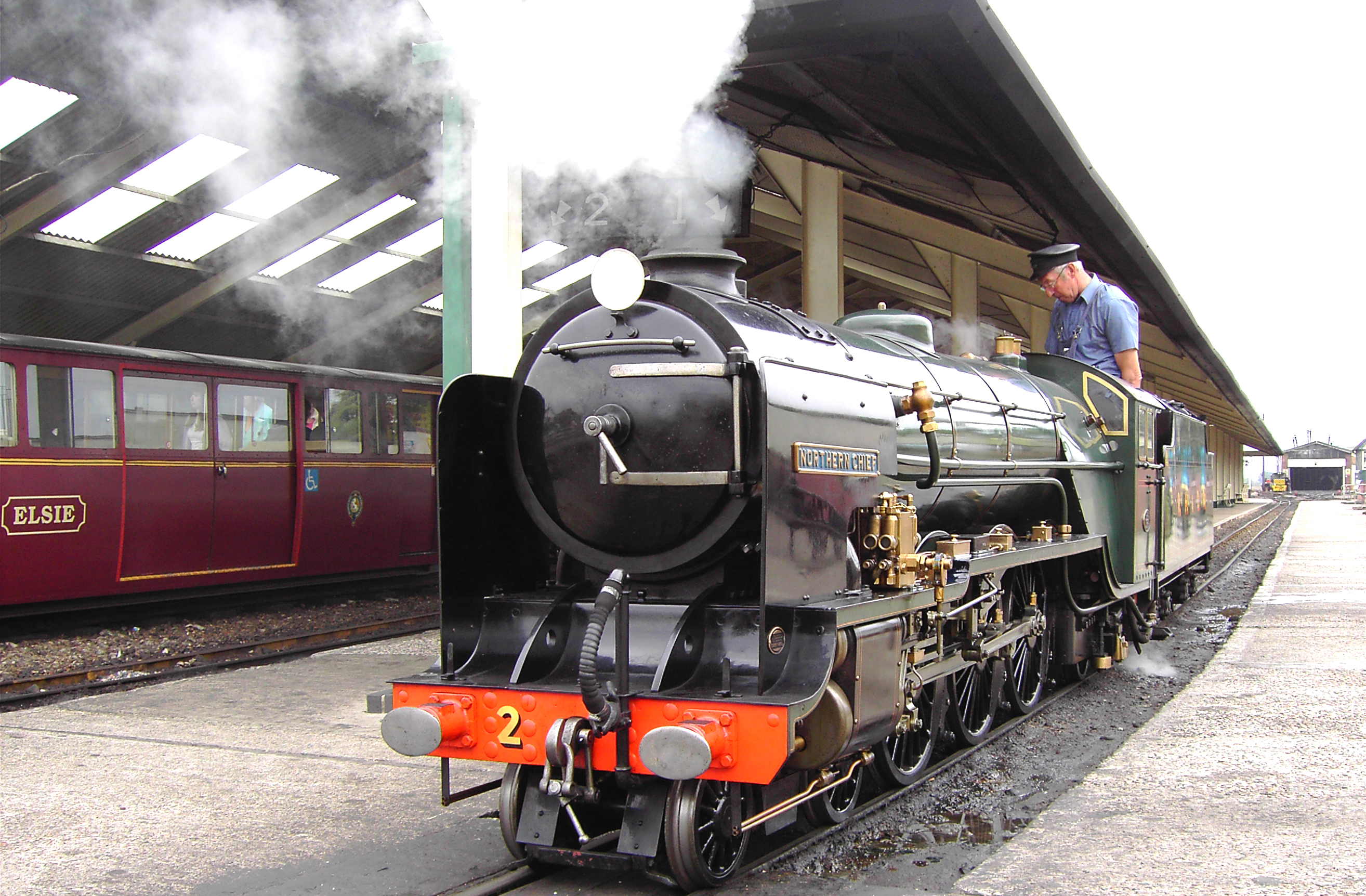 Steam engine of train фото 117